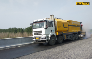 “黃金甲”橡膠瀝青纖維同步碎石封層車 ---助力“北京七環”高速建設