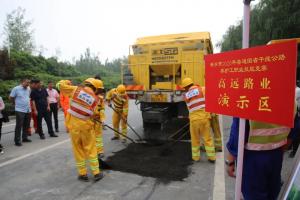 坑槽克星：MOH路面坑槽冷補養護車為道路“護航”